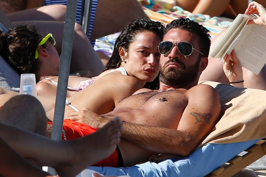 Raffaella Fico e il fidanzato Gianluca Tozzi sorpresi a godersi il sole sulla spiaggia di Saint Tropez(Olycom)